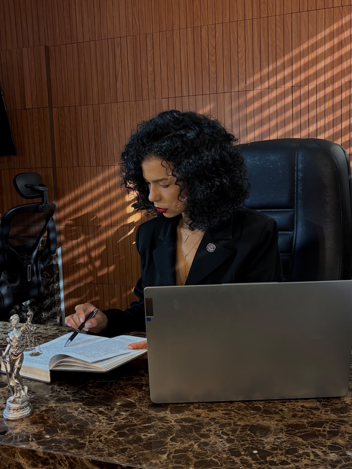 Dra. Kely em atendimento com cliente